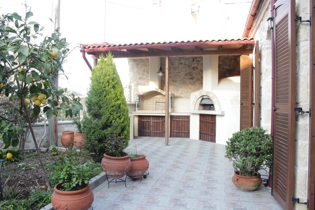 Artemisia Traditional Home Choudetsi Luaran gambar