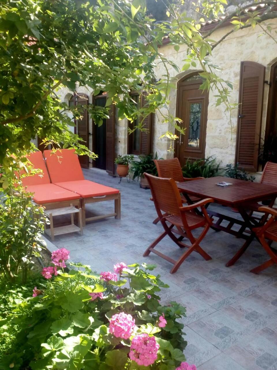 Artemisia Traditional Home Choudetsi Luaran gambar